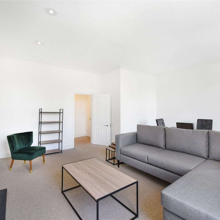 This is a charming second floor three bedroom property on the desirable garden square of Onslow Square in South Kensington. - Photo 1