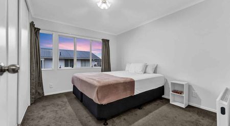 Awesome location in blockhouseBay! - Photo 2