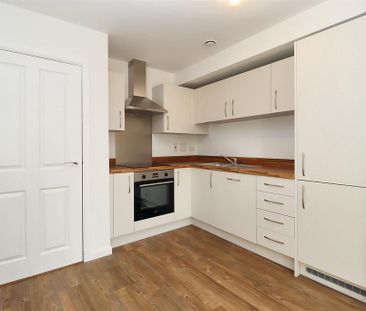 2 bedroom flat to rent - Photo 4
