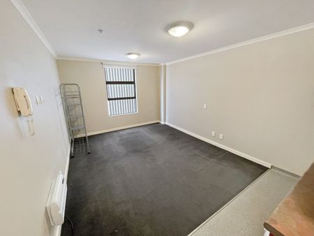 SECURE CENTRAL STUDIO APARTMENT - Photo 5
