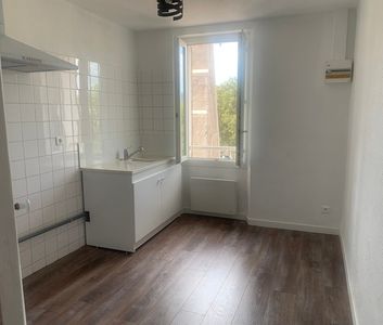 Location Appartement 2 pièces 42m² PIERREFEU DU VAR 83390 - Photo 2