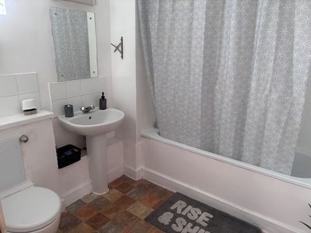 1 Bed Flat, Emerald Road, NW10 - Photo 2