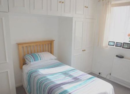 3 Bed Flat, Halford House, SW15 - Photo 3