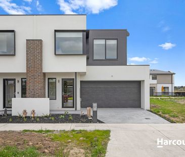 Exquisite Two-Story Retreat: Modern Living Meets Elegance and Comfort - Photo 6