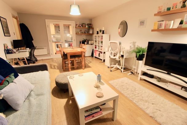 2 Bed Flat, Compass House, SW18 - Photo 1