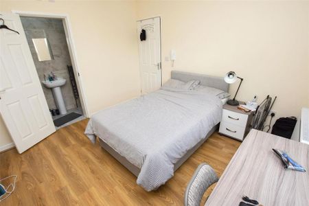 3 bedroom flat to rent - Photo 2