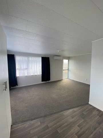 LOCATION IS EXCELLENT !! - Photo 2