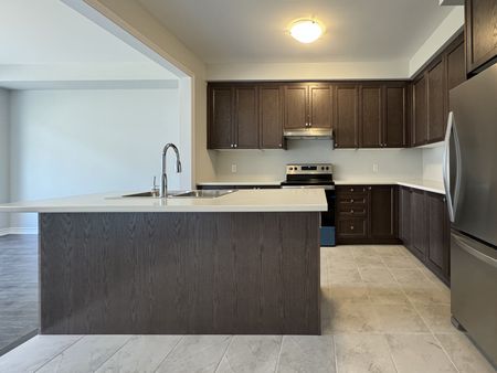 For Lease - 1107 Thompson Drive, Oshawa, Ontario - Photo 2