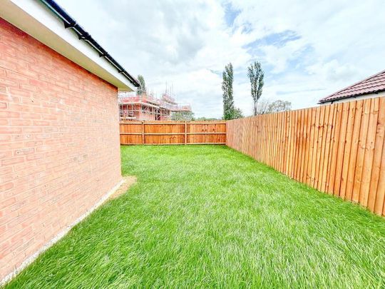 4 bedroom semi-detached house to rent - Photo 1