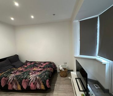 Ground Floor self contained studio flat ideal for couple- 1200 pcm ... - Photo 4
