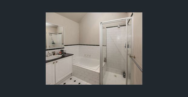 Spacious 4-Bedroom Family Townhouse in Prime Camberwell Location - Photo 1