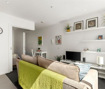 Light-Filled South Yarra Living Moments from Chapel Street - Photo 4