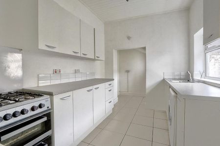 2 bedroom end of terrace house to rent - Photo 2