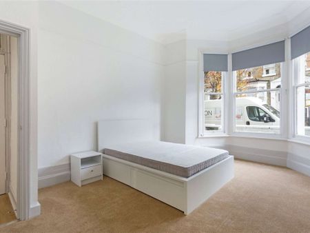 A well-presented three bedroom ground floor flat between Clapham Common and Lavender Hill. - Photo 4