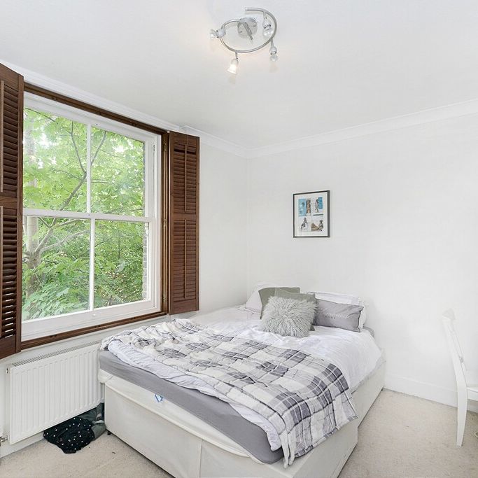A light and bright three bedroom property situated in the heart of Fulham and perfectly proportioned for three student or professional sharers. - Photo 1