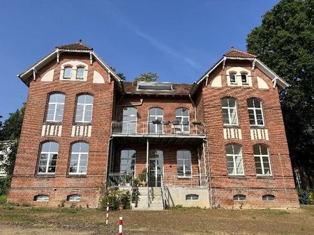 Außergewöhnliche Wohnung im Denkmalschutz mit Parkettboden - Photo 2