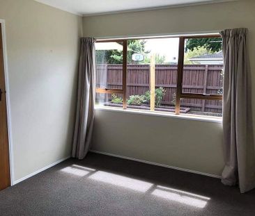 Tidy, handy to train station and motorway. - Photo 1