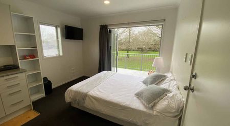 Self Contained Studio Close to the University - Photo 2