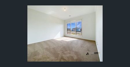 4 Bedroom Family House with Big Bedrooms & Split Aircon - New Carpets! - Photo 3