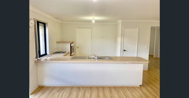 WALKING DISTANCE TO WESTFIELD CAROUSEL!! @$850 per week - Photo 1