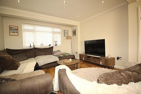 3 Bedroom House - Mid Terrace To Let - Photo 4