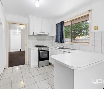 Charming 3 Bedroom Brick Unit in Prime St Albans Location - Photo 5