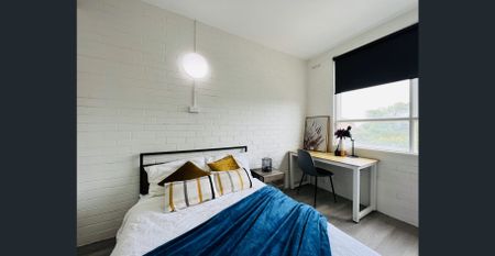 FULLY Furnished STUDIO in perfect location! - Photo 4