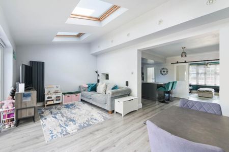 3 bedroom semi-detached house to rent - Photo 2