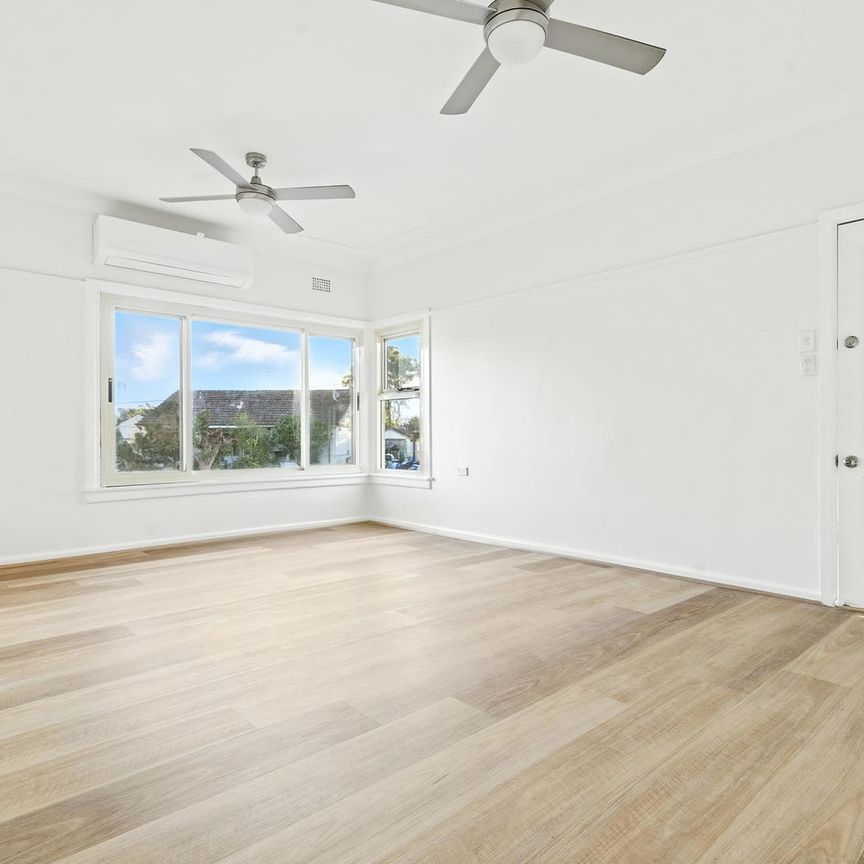 Beautifully updated three bedroom home - Photo 1