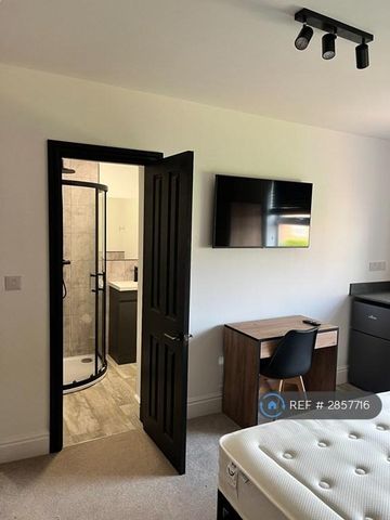 1 bedroom in a house share to rent - Photo 5