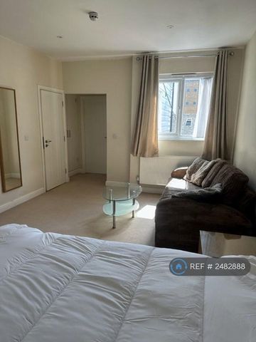 1 bedroom in a house share to rent - Photo 4