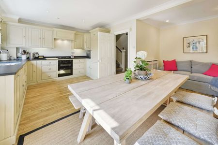 SHORT LET ONLY - A spacious, modern semi-detached townhouse situated within a sought after and secure development - 6 Months - Photo 4