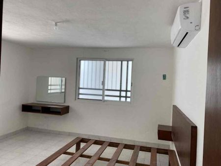 Amplia casa de 3 recámaras y estudio a 5 minutos de la Macroplaza. - Foto 2