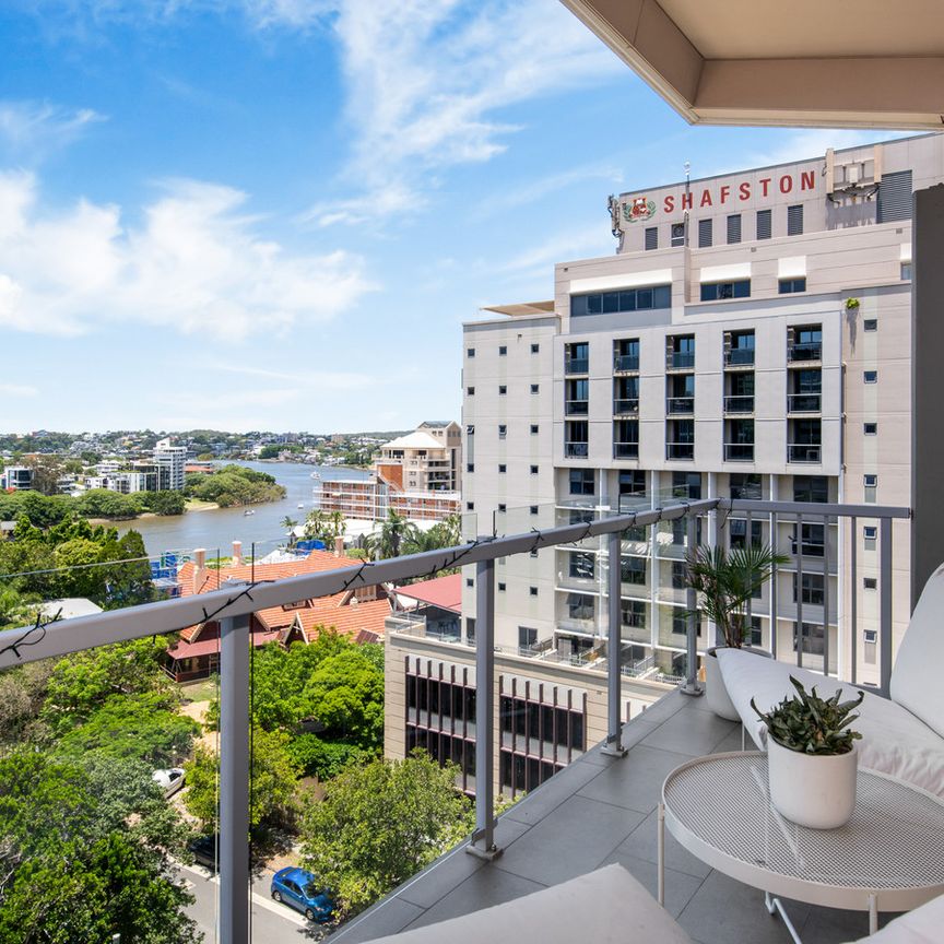 Stunning Three-Bedroom Apartment with Generous Floor Plan in Vibrant Kangaroo Point - Photo 1