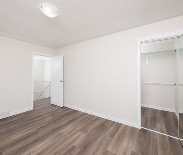 2200 Woodview Dr. SW, Calgary, AB - Photo 3