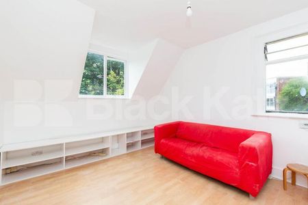 Top floor one double bedroom flat conveniently located close to transport - Photo 2