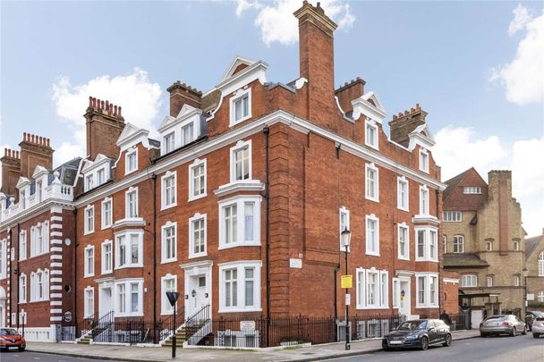 Perfectly located lateral two bedroom flat with two reception rooms in the heart of Knightsbridge boasting over 1,000sqft of living space. - Photo 1