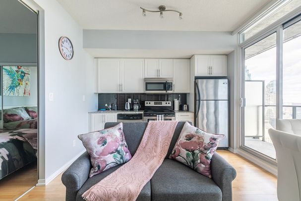 Bremner Boulevard - Photo 1