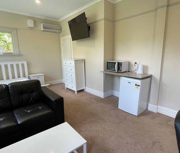 Spacious Fully Furnished Ensuite Room - Photo 1