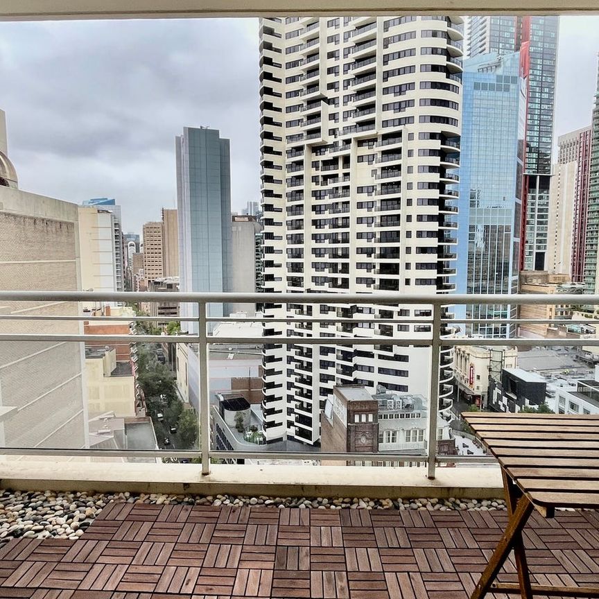 Spacious 1-Bedroom Apartment in the Heart of Sydney CBD with Balcony and Stunning Views - Photo 1