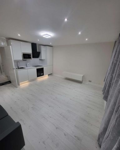 1 bedroom in a flat share to rent - Photo 4