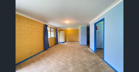 Lowset 3 Bedroom Family Home On 1 Acre - Photo 2