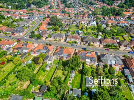 3 bedroom semi-detached bungalow to rent - Photo 2