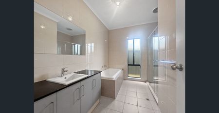 5 Bedroom Home Modern Family Living in Orleana Waters! - Photo 3