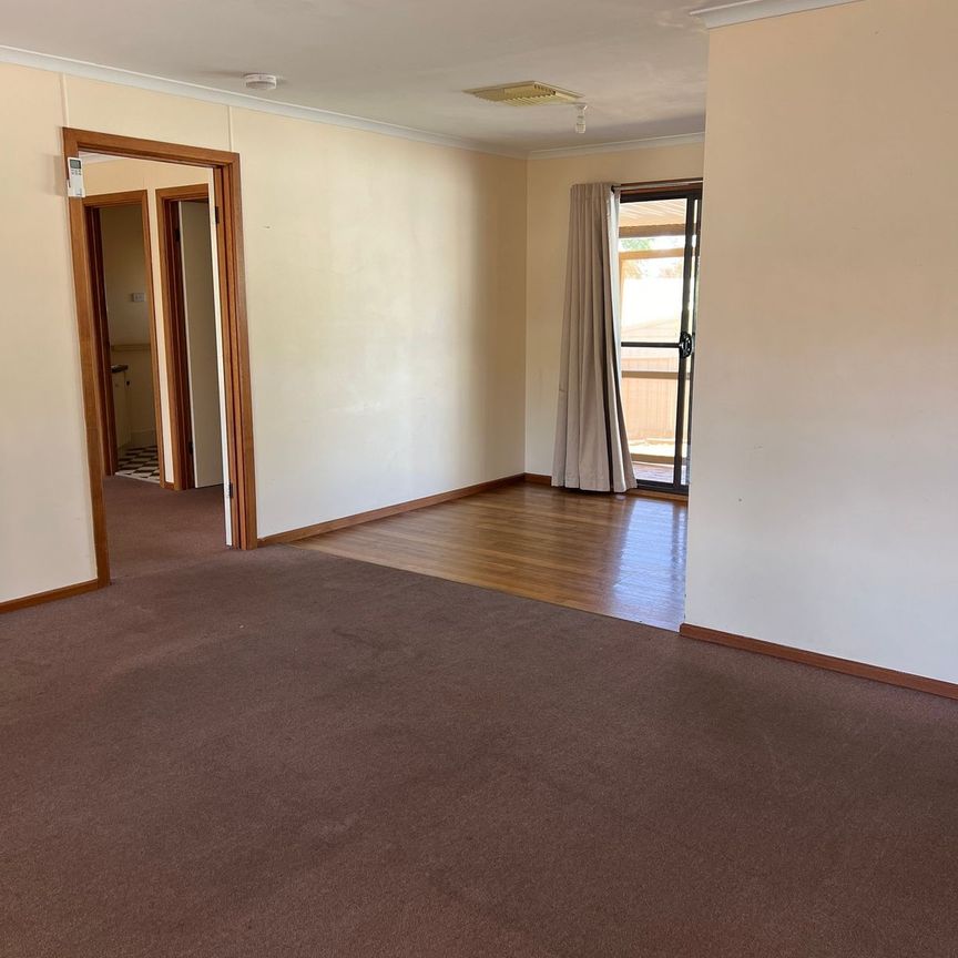 Comfortable 4 Bed 2 Bathroom Home - Photo 1