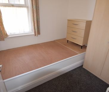 To Let 1 Bed Flat - Photo 2