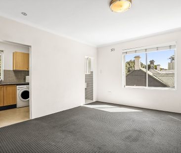 Stylish studio with leafy outlook & parking - Photo 2