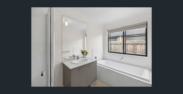 Central family home close to all amenities - Photo 1