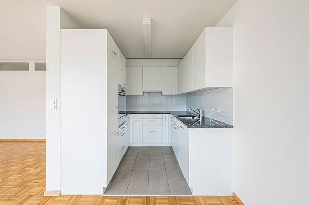 Modern apartment in well-maintained condominium - Photo 1