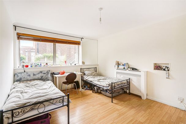 Stylish Two-Bedroom Apartment Opposite Battersea Park - Photo 1